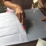 cortamos el papel de seda a la medida del cristal